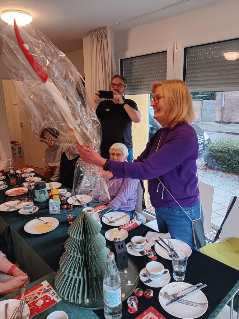 Elvira erhält ein Präsent