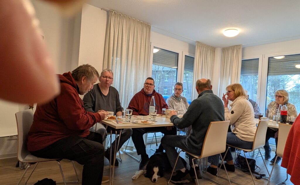 sprechende Leute sitzend um einen Tisch
