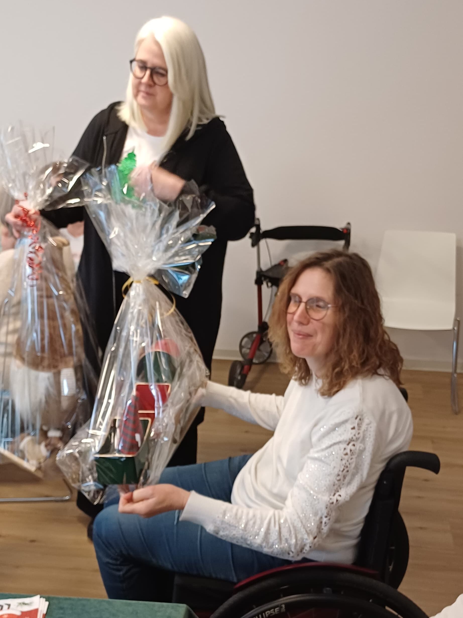 Corinna mit ihrem Präsent